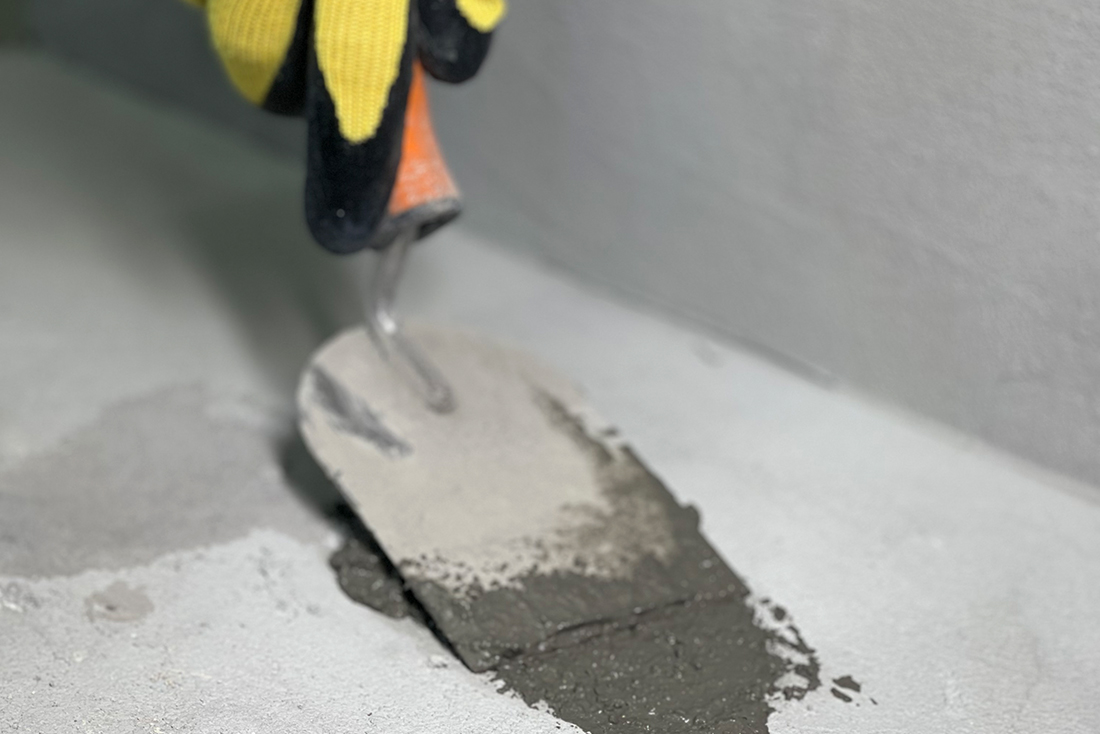 Яким ремонтником заладнати тріщину в стіні